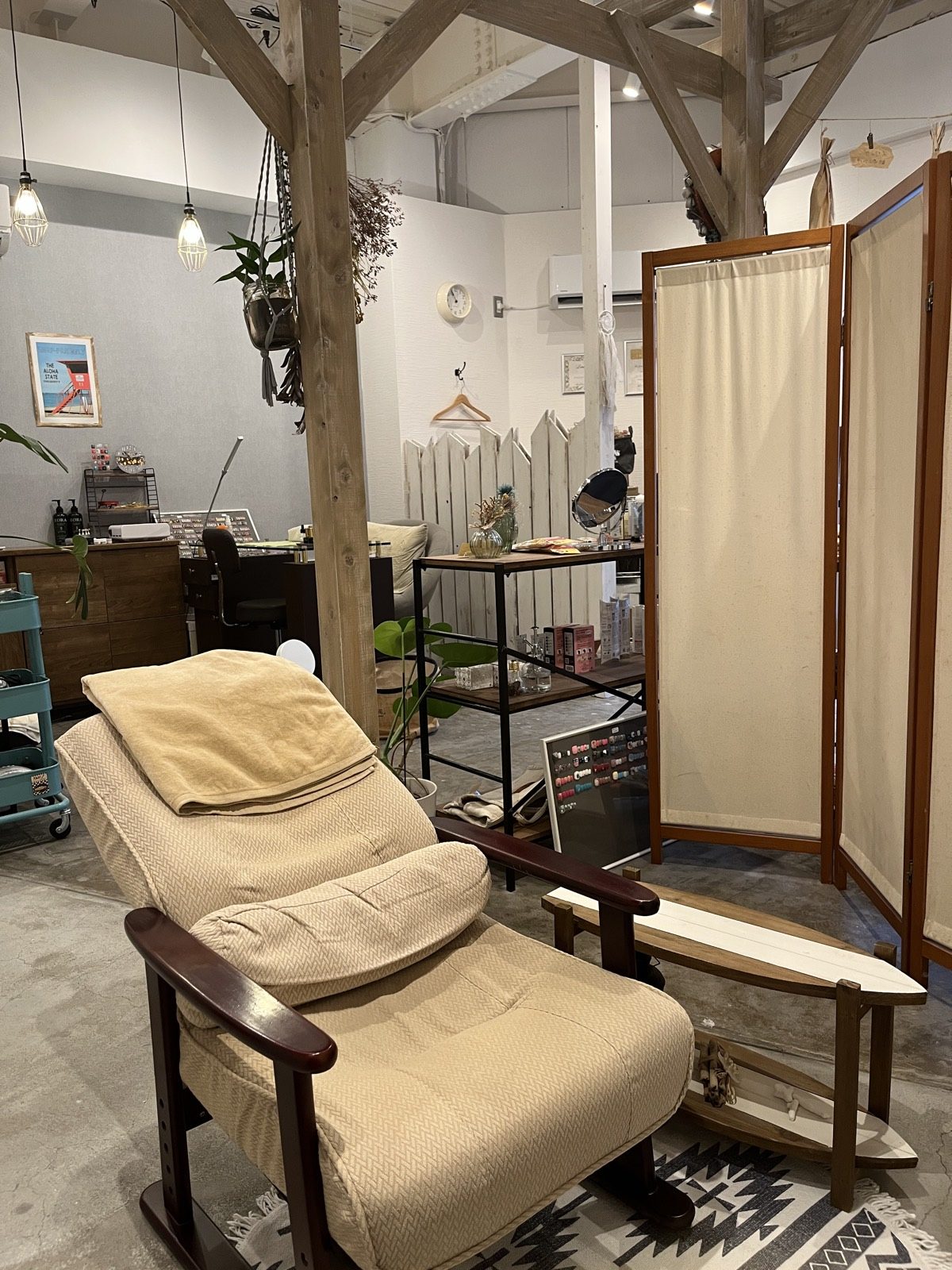 白い板張りの店内