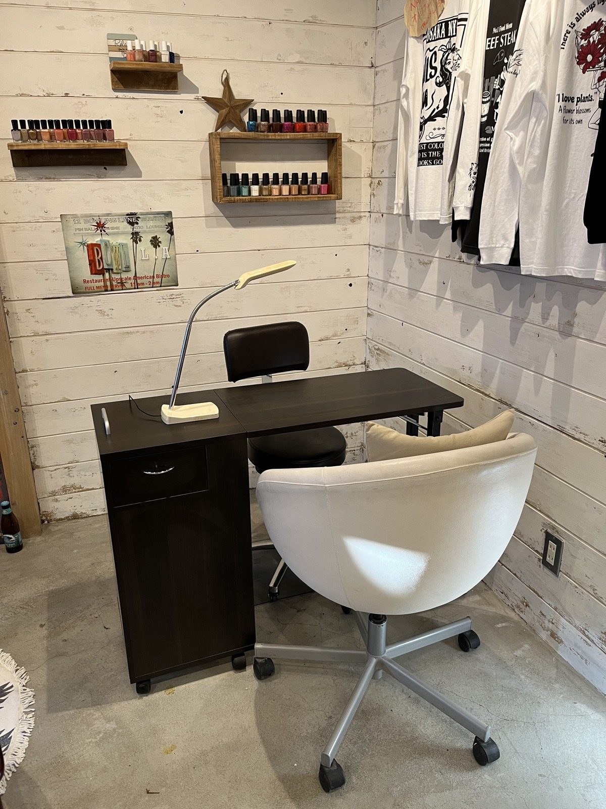 ネイルテーブルとカラーの棚